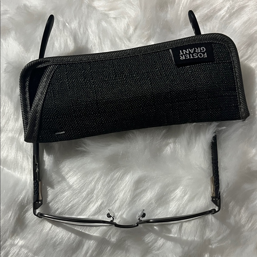 Foster Grant Sleek Black Eyewear with Case